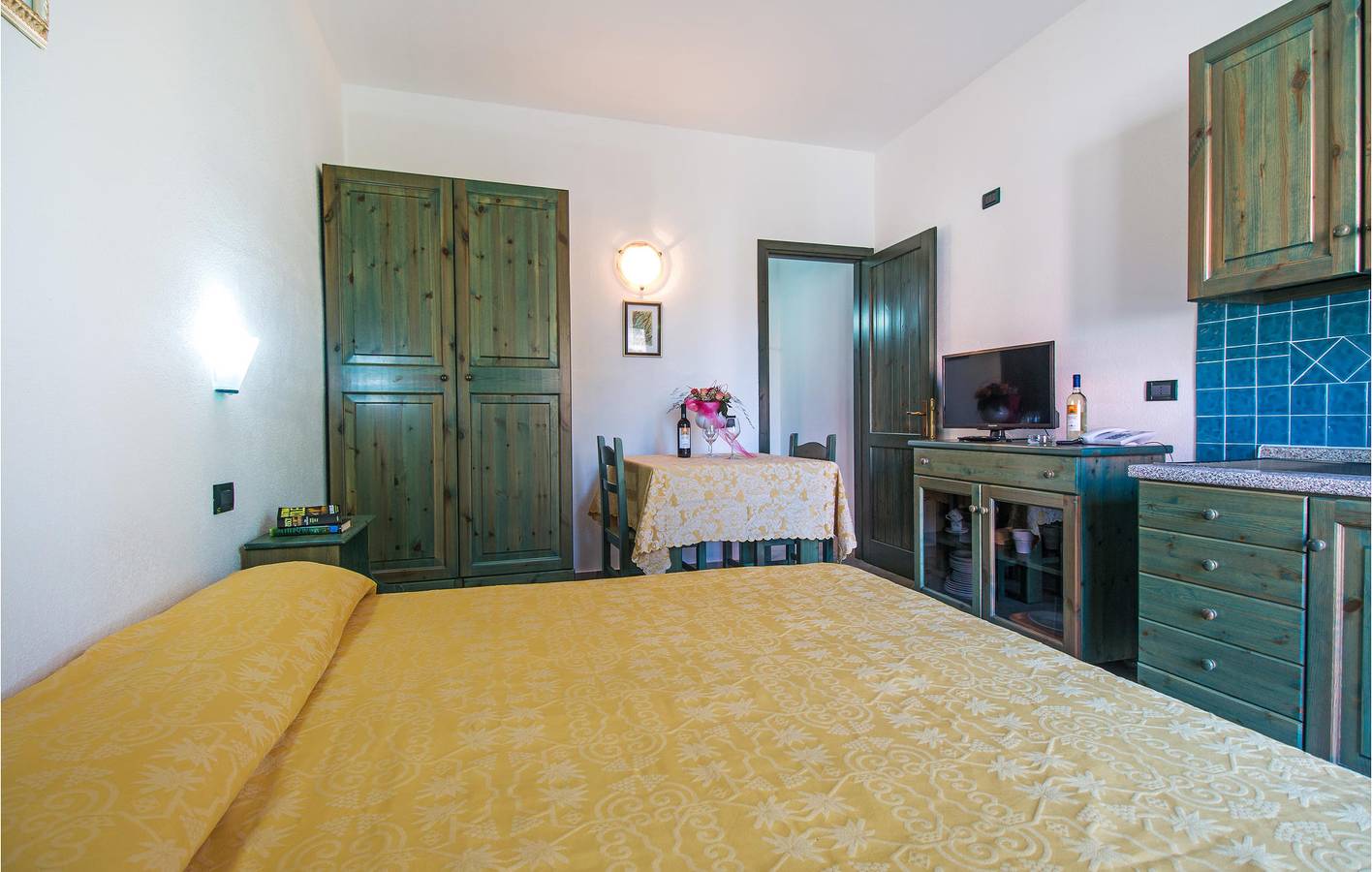 Entire vacation apartment, Poolside Apartment with Kitchen & Internet, 1.5km to Beach in Sos Alinos, Orosei