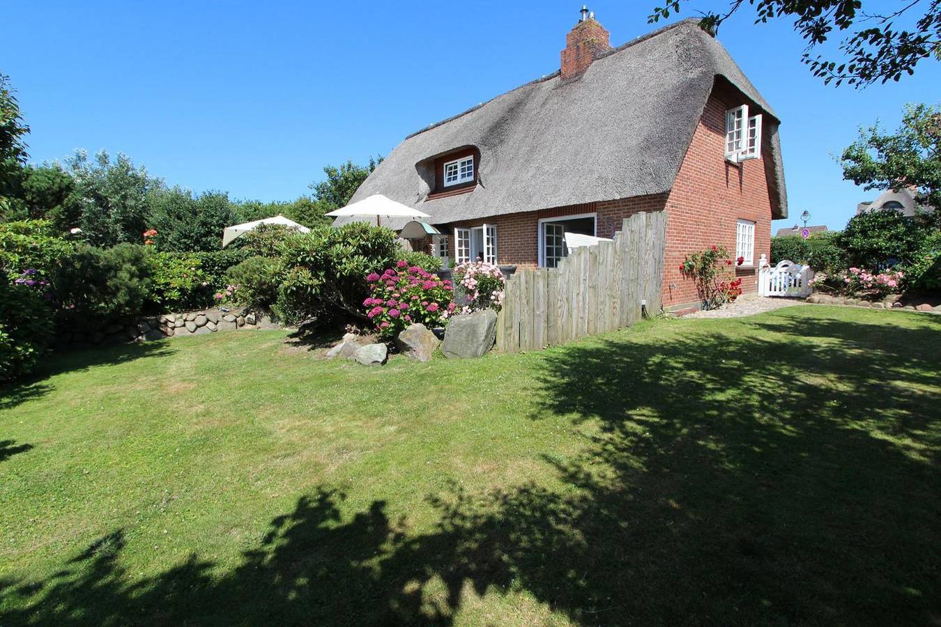 Großzügige Haushälfte unter Reet mit wunderschönem Garten. Ein Hund auf Anfrage in Wenningstedt, Sylt