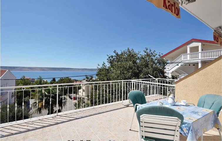 Apartamento vacacional entero, Acogedor apartamento con vistas al mar, terraza y cocina, a 2 km de la playa in Starigrad Paklenica, Starigrad