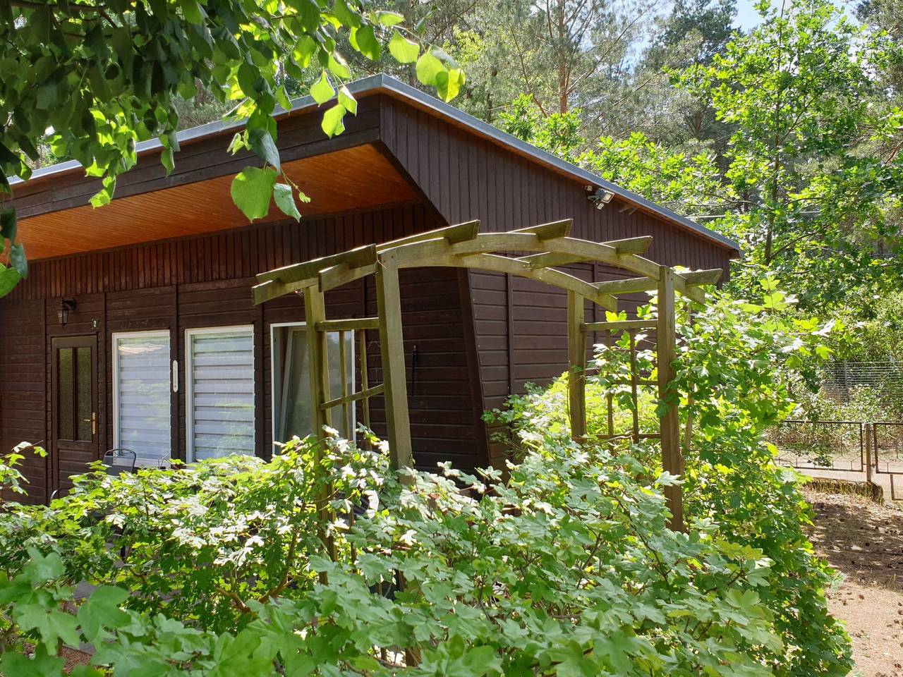 Ganze Wohnung, Holz-Bungalow mit Terrasse in Borkheide, Mittelmark