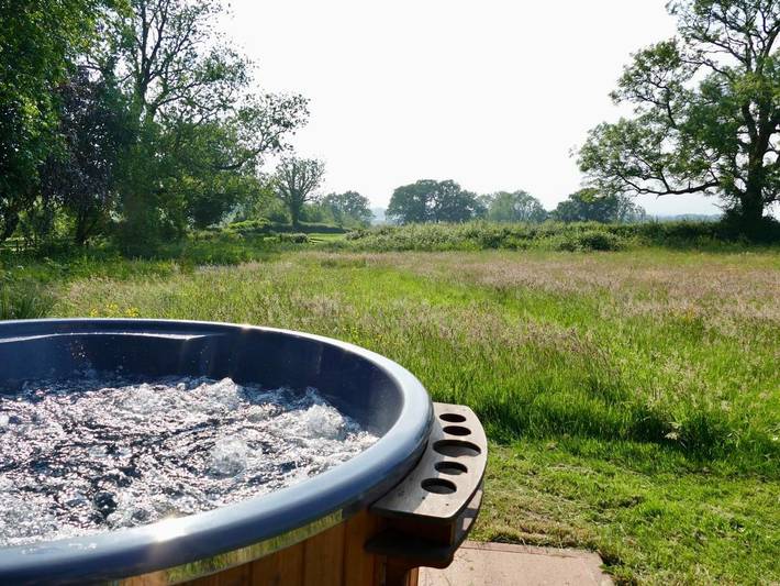 Glamping for 2 people, with garden and hot tub in Carmarthenshire