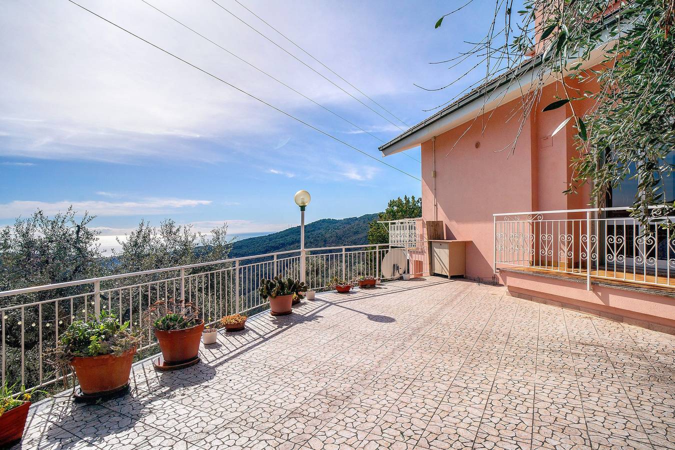 Hel lägenhet, Holiday Apartment "Paola" with Sea View, Private Terrace & Wi-Fi in Villa Faraldi, Riviera di Ponente