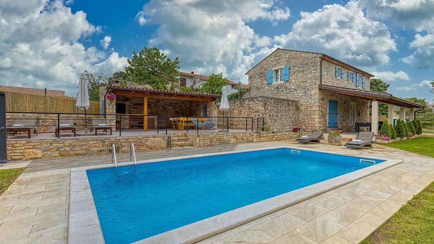 Ferienhaus für 8 Personen, mit Garten und Terrasse sowie Pool