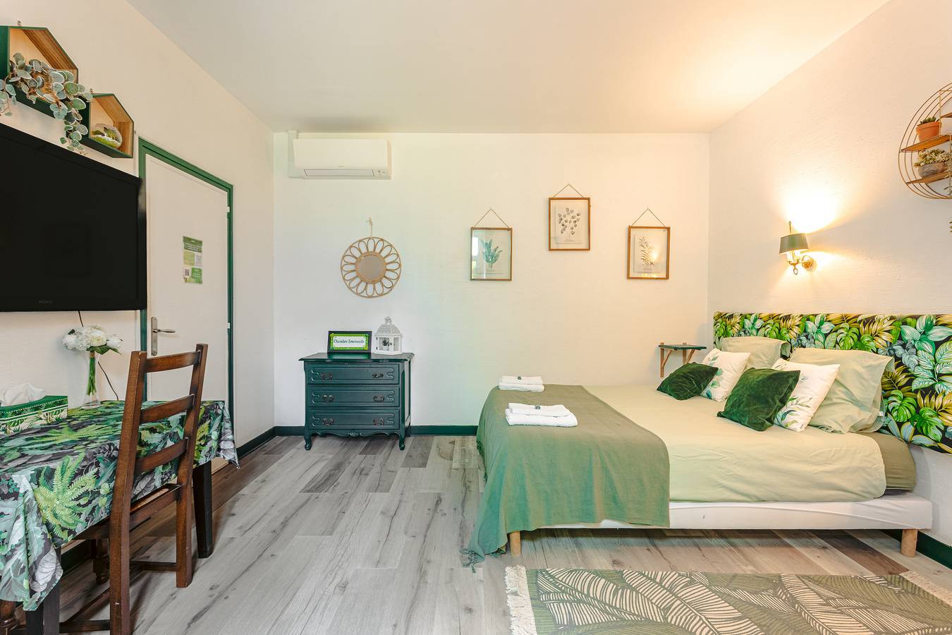 Chambre d'hôtes 'Emeraude' avec piscine partagée, Wi-Fi et climatisation in Genouillé, Région de Rochefort