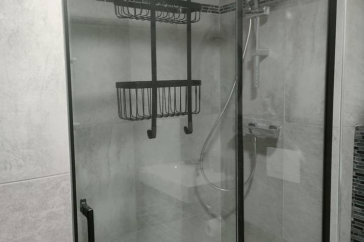 Gîte pour 4 personnes, avec Jacuzzi ainsi que Terrasse et Jardin à Vénissieux - 3