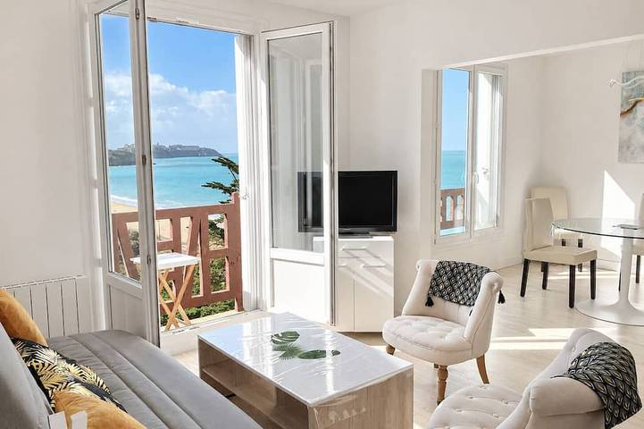 Gîte pour 4 personnes, avec balcon ainsi que piscine et jardin dans Plage de l'Hermitage (Donville-les-Bains)