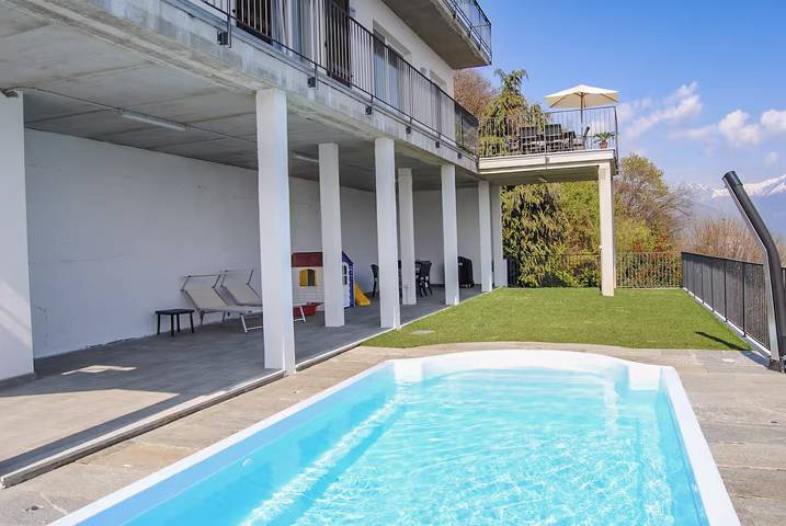 Ferienwohnung für 9 Personen, mit Seeblick und Pool sowie Balkon und Garten in Trarego Viggiona