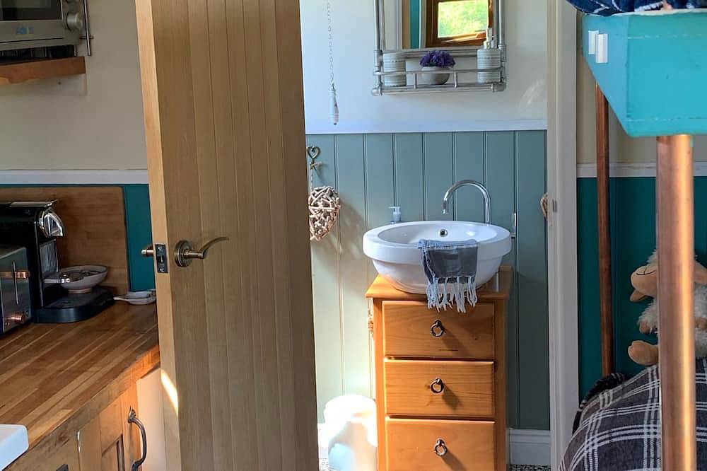 Shepherds Hut with Scandinavian Hot Tub and hydromassager in Sway, Hampshire