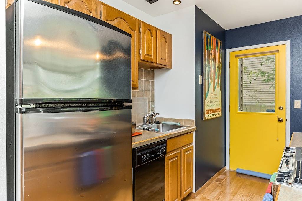 Lovely home with fireplace & full kitchen - steps from the slopes in Girdwood, Anchorage