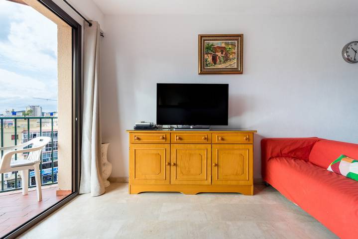 Entire apartment, Vacation Apartment in Central Fuengirola with Balcony, Air Conditioning, and Wifi in Fuengirola Centre, Fuengirola