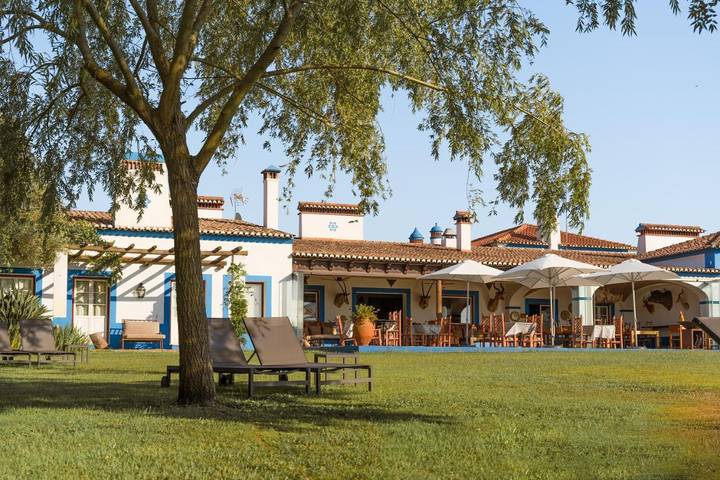 Gîte pour 33 personnes, avec Balcon et Jacuzzi ainsi que Terrasse et Jardin à Moura - 3