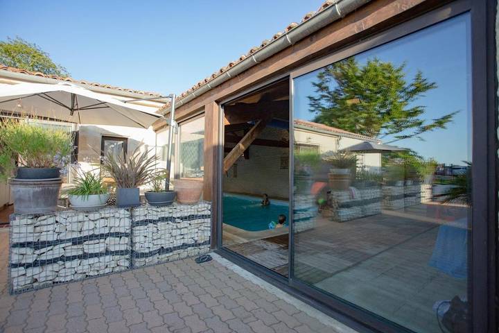 Location de vacances pour 4 personnes, avec jardin ainsi que terrasse et piscine à La Jarrie - 4