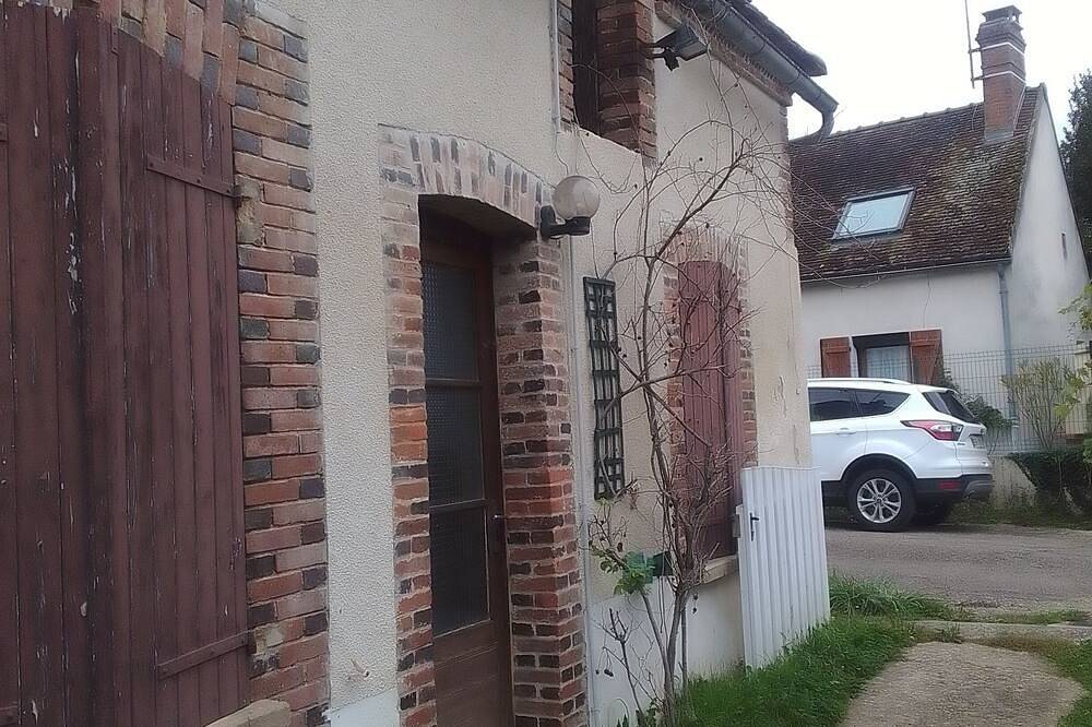 Appartement entier, Maison.Toute équipée. Calme et confort total. in La Celle-Saint-Cyr, Yonne