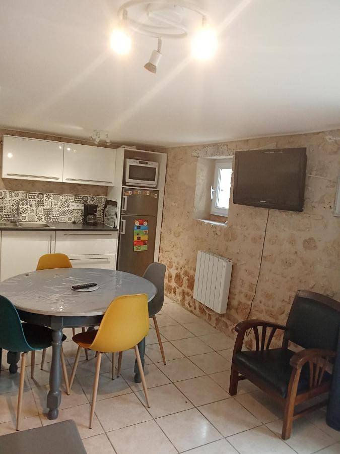 Maison de village au calme in Saujon, Côte de Beauté