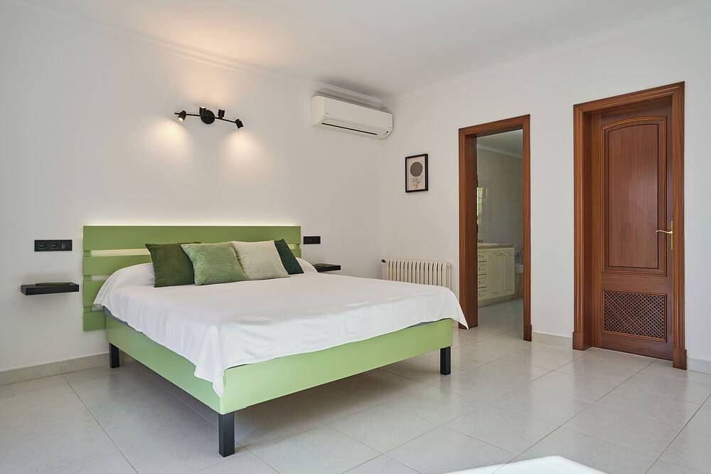 Casa Toni i na Bel, con vistas panorámicas al mar, piscina, wifi, aire acond. in s'Horta, Felanitx