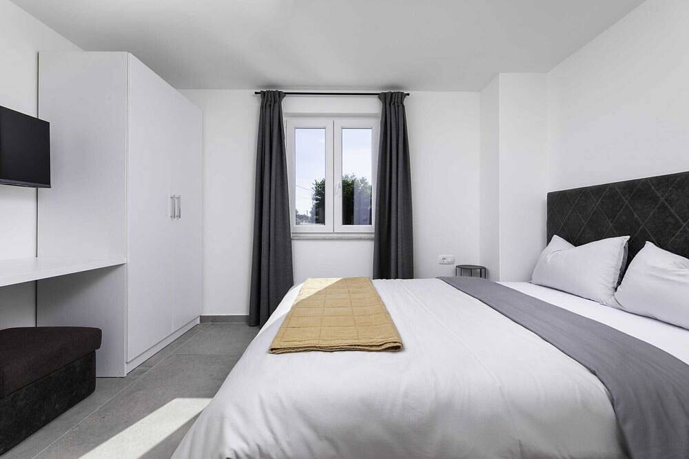 Luxury Krk Villa with Private Pool and Gardens - Three Bedroom Villa in Lakmartin, Krk (isla)