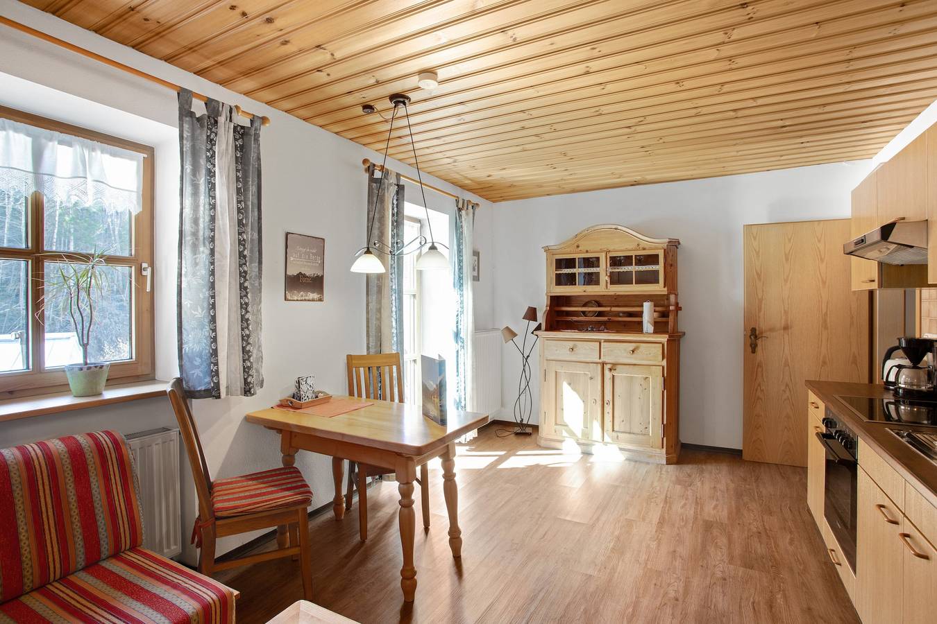 Appartement entier, Appartement Enzian avec balcon, vue sur les montagnes et Wi-Fi ; parking disponible in Ramsau, Alpes de Berchtesgaden