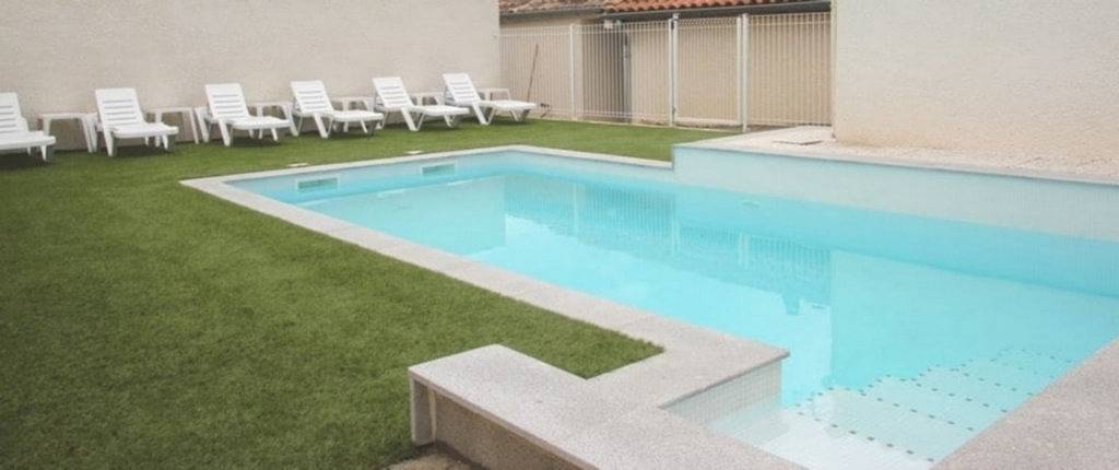 Gîte pour 6 personnes, avec terrasse ainsi que piscine et jardin