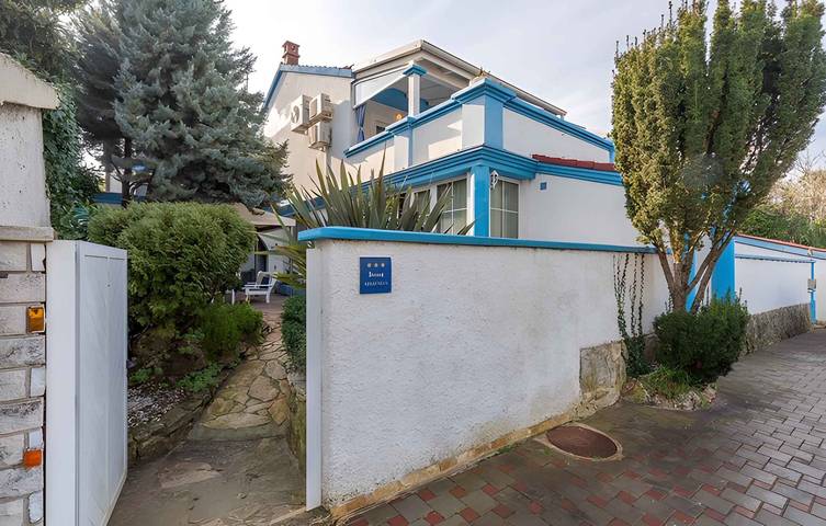 Ganze Ferienwohnung, Ferienwohnung mit gemütlicher Terrasse und Grill in Banjole, Südküste Istrien