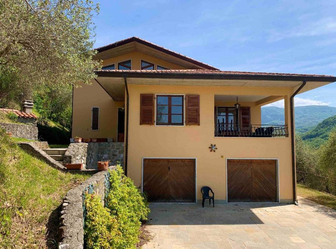 Casa de vacaciones "Villa Gli Ulivi" con vistas a la montaña, piscina privada y Wi-Fi in Fivizzano, Massa-Carrara