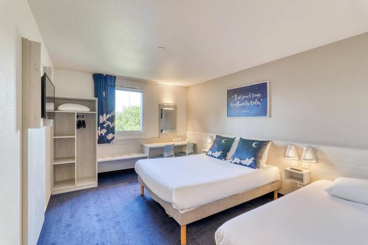 Hôtel pour 3 personnes, avec terrasse et vue à Riom - 4