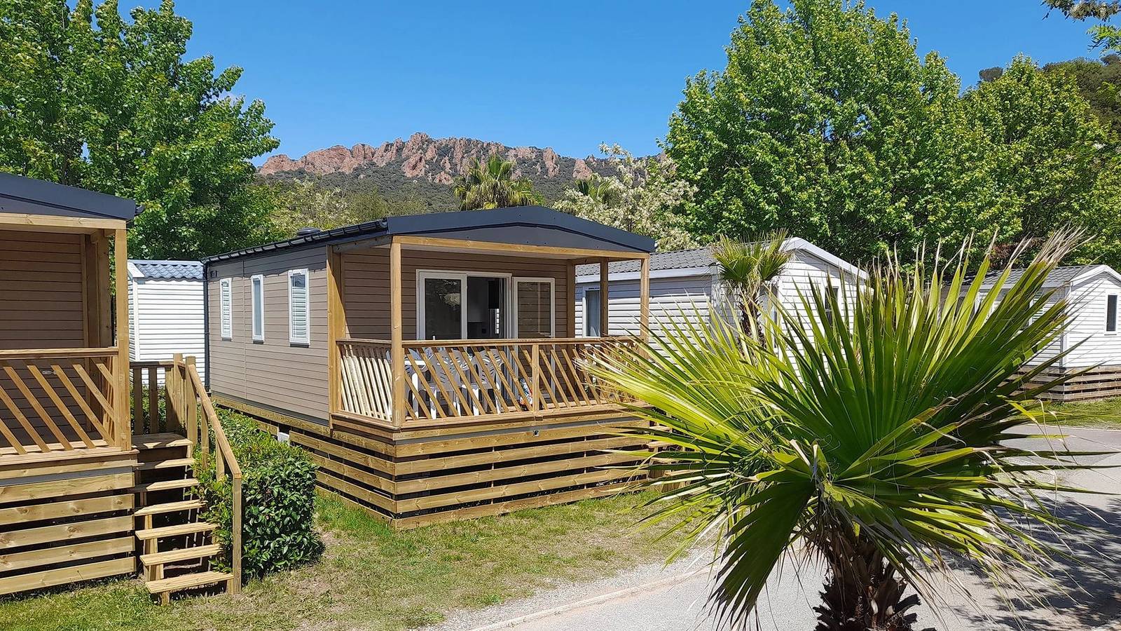Zecamping 4 étoiles animé 1km plage parc aquatique mobil-home Tv 25m2 in Saint-Raphaël, Côte méditerranéenne (France)