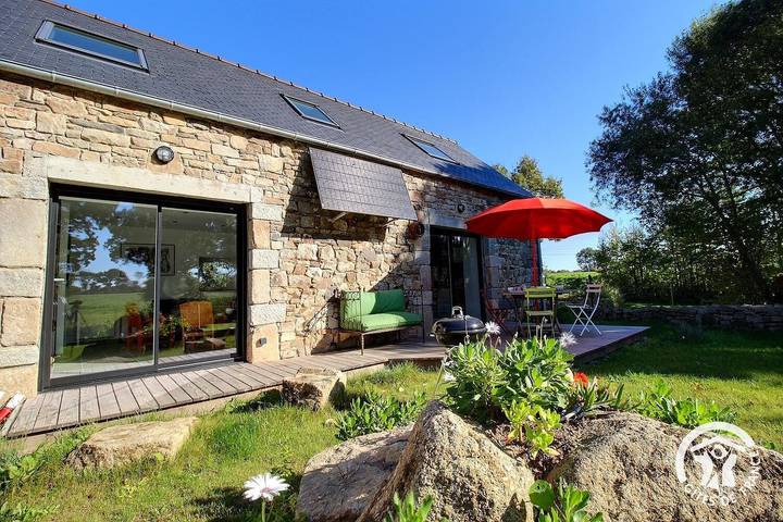 Gîte pour 4 personnes, avec terrasse et jardin à Ploumilliau - 2