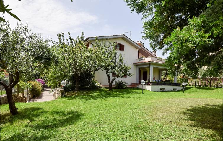 Acogedor apartamento con terraza, aparcamiento y aire acondicionado, a 400 m de Anguillara Sabazia. in Anguillara Sabazia, Lago de Bracciano