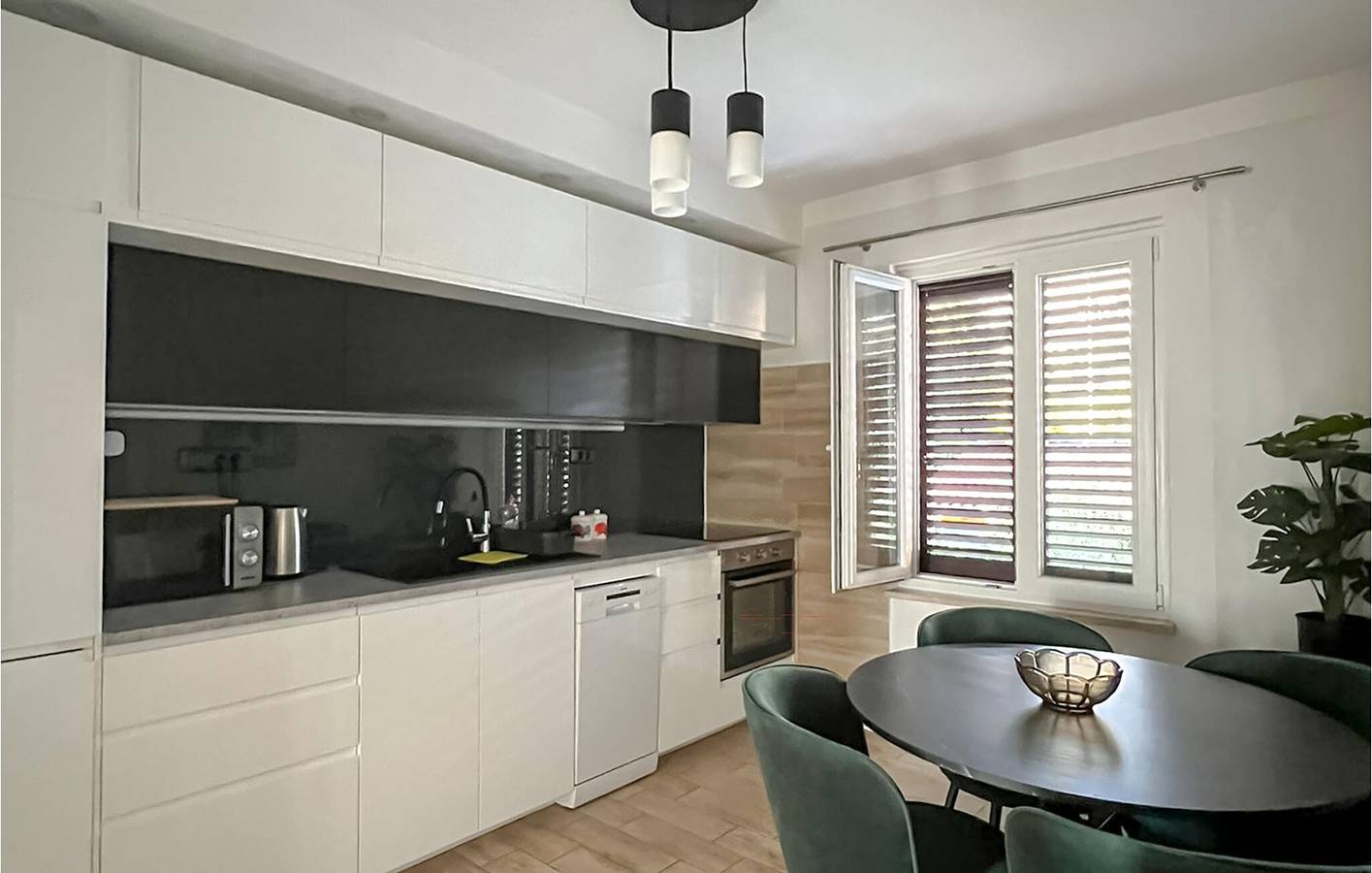 Entire holiday apartment, Seaside Retreat: Cozy 1-BR Apartment with Wi-Fi, Terrace & Parking in Grljevac (Podstrana), Podstrana