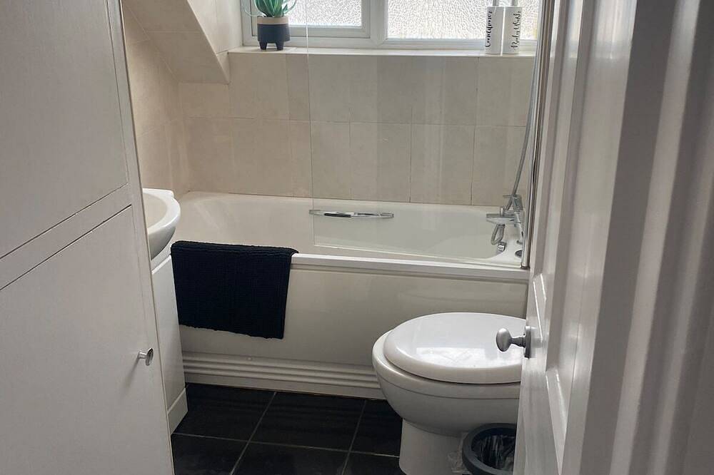 Entire apartment, Aquila Town Studio - Central & Trendy in Parish of Saint Helier, Jersey