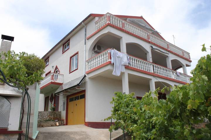 Appartamento intero, Appartamento comodo con terrazzo e vista mare Kali, Ugliano - Ugljan A-8234-a in Calli Croazia, Isola di Ugljan