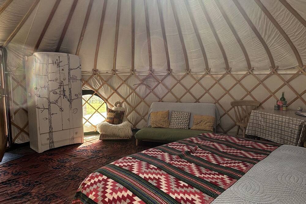 Cai Yurt bespoke yurt with Outdoor Shower in Herefordshire