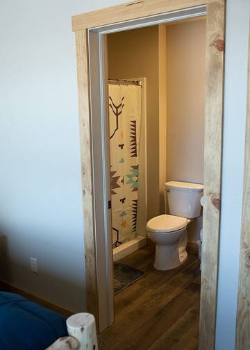 Log Cabin for 5 Guests in Routt National Forest, Wyoming, Picture 2