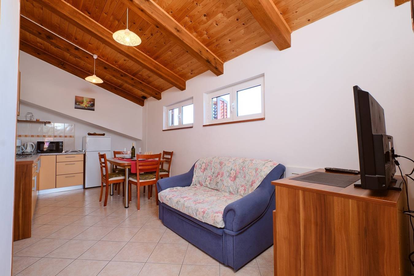 Appartamento intero, Appartamento Prica 3 si trova a Lussinpiccolo, nella zona di Zagazinjina, e possibile ospitare 4-5 persone. Si trova vicino alla spiaggia e ha una vista sul mare. in Lussinpiccolo, Lussino