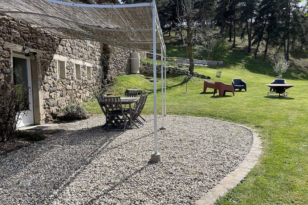 Ancienne ferme rénovée avec jardin privé, poêle à bois et terrasse in Saint-Préjet-d'Allier, Haute-Loire
