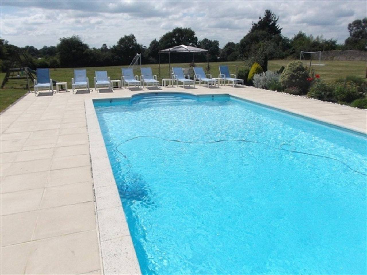 Gîte pour 16 personnes avec piscine in Faye-l'Abbesse, Deux-Sèvres