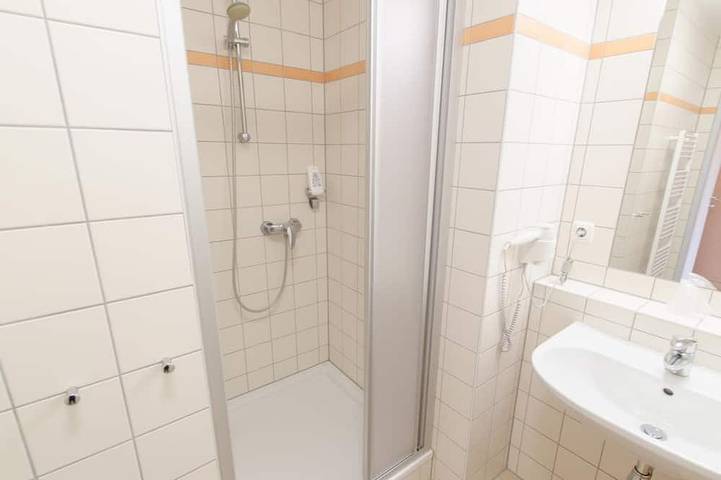 Doppelzimmer mit Dusche, Wc - Jufa Hotel Fürstenfeld ***s in Fürstenfeld, Steirerland