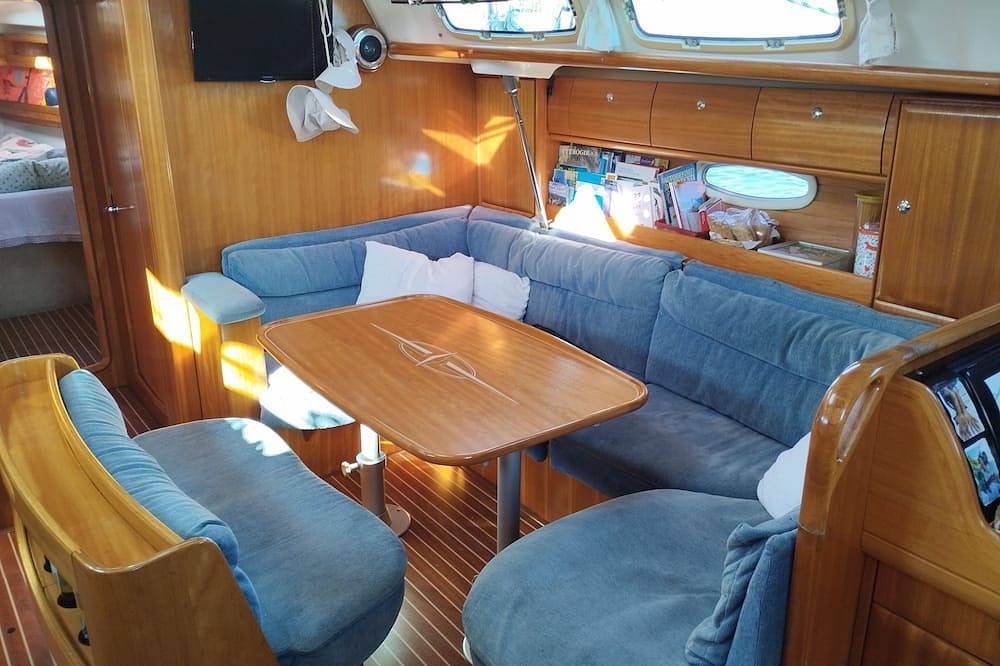 Floating boat and breakfast on the sea in Pula for a vacation out of the ordinary in Pula, Pula-Medulin