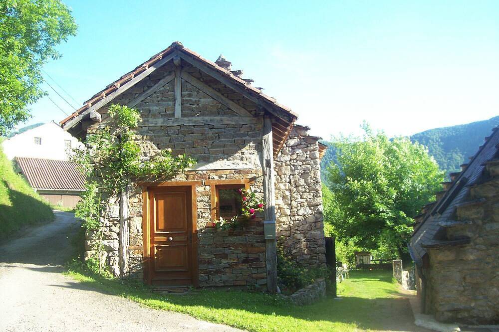 Haus / Garten in ruhigem Weiler, idyllische Berglage. in Oust, Parc naturel régional des Pyrénées ariégeoises