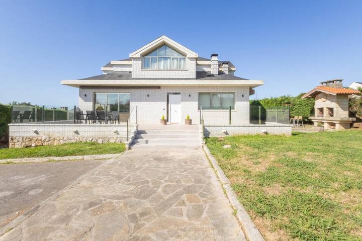 Chalet para 12 personas, con Jacuzzi y Terraza además de Piscina y Vistas en Comarca de Santander - 2