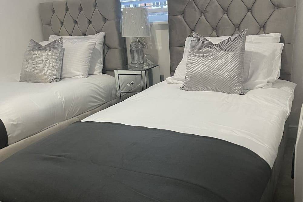 Entire apartment, The chateaux luxury Apartment- 5 min from Bluewater shopping mall in Swanscombe and Greenhithe, Dartford