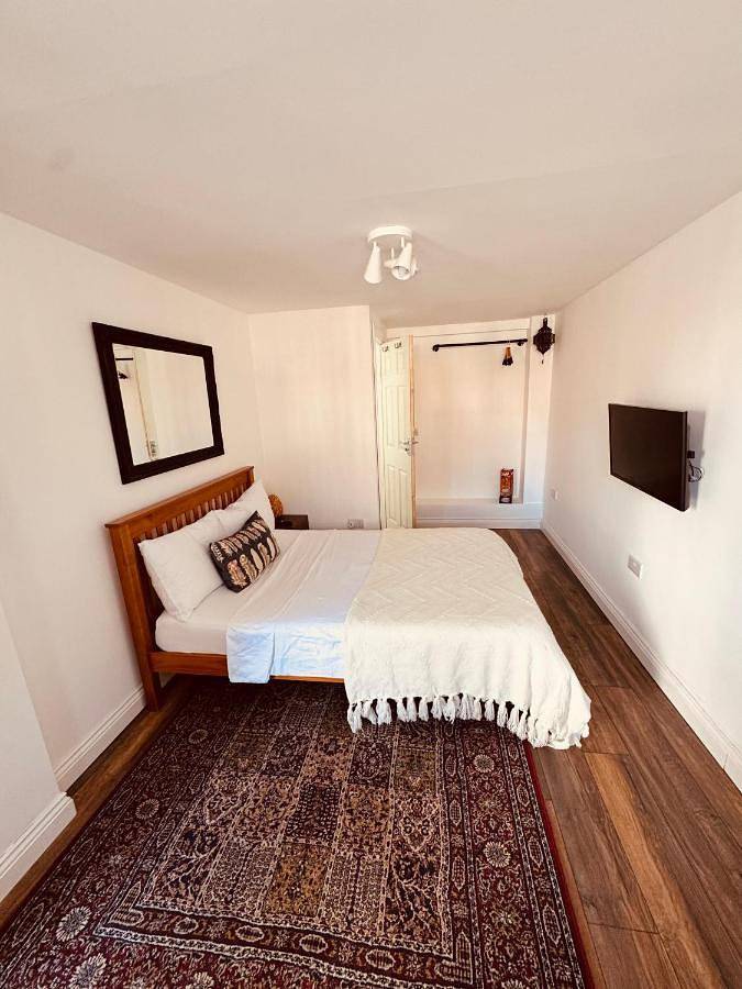 Walk to City Centre I Free Parking I Luxury Ensuite I Private New Estate in Coventry, Birmingham Area