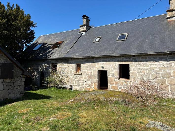 Location de vacances pour 4 personnes, avec vue et jardin à Chaumeil