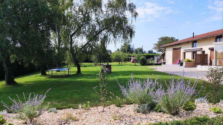 Gîte pour 6 personnes, avec terrasse ainsi que piscine et jardin dans l' Ain - 4
