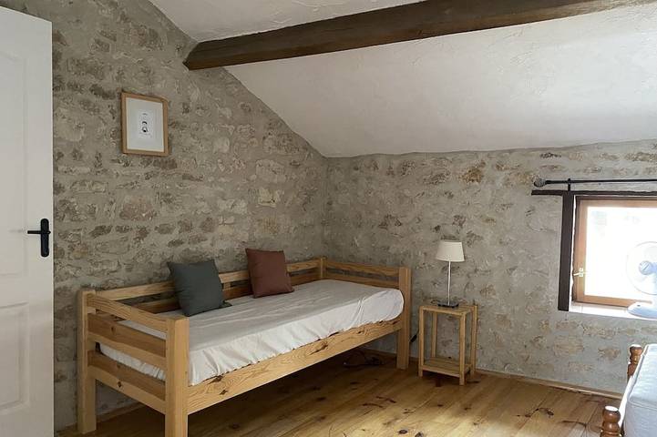 Gîte pour 5 personnes, avec terrasse ainsi que jardin et piscine, animaux acceptés à Champagne-et-Fontaine - 4