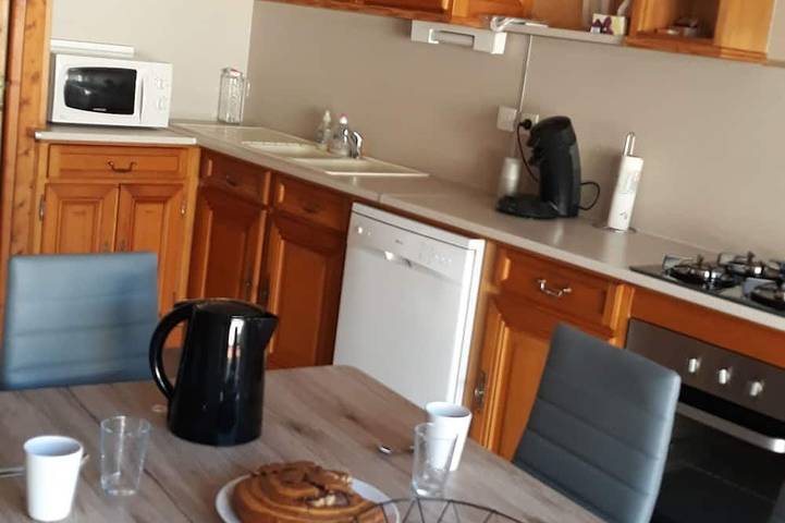Gîte pour 8 personnes, avec jacuzzi et terrasse à Poule-les-Écharmeaux