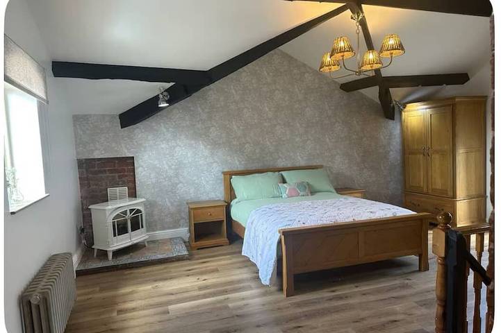 The Hurst Stable, 1800 century Coach House offering luxurious amenities, Hottub in Staffordshire