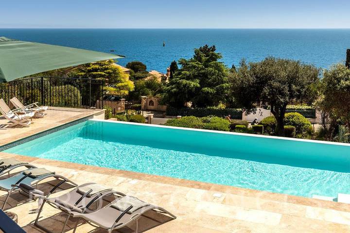 Villa pour 12 personnes, avec Balcon/Terrasse ainsi que Jardin et Piscine dans Anthéor