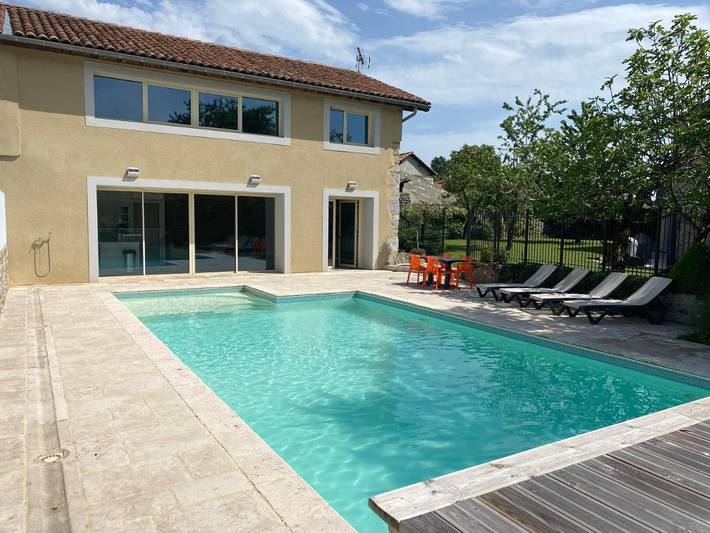 Maison de vacances pour 4 personnes, avec Jacuzzi et Terrasse ainsi que Jardin et Piscine