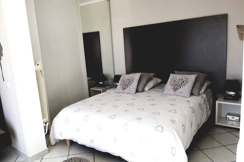 Entire apartment, Apartment in charming villa, panoramic view of the sea and the village of Cabris in Cabris, Cannes region